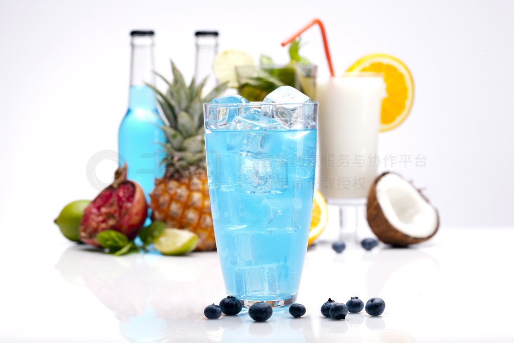 異國情調(diào)與純粹 白色背景下的酒飲藝術(shù)